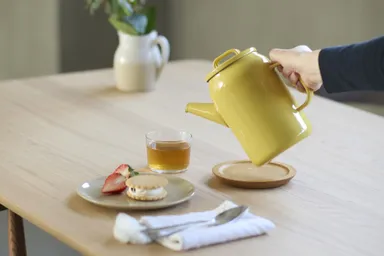 【テーブルで】　お茶を沸かしてそのままティーポットにも。ホーロー製なので味や風味を損ないません。