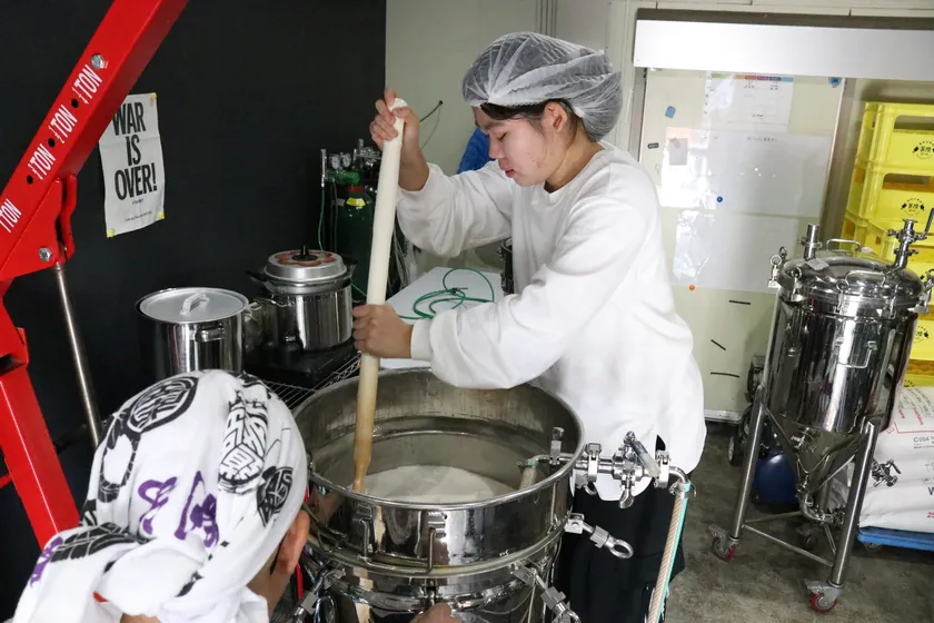 ビールの元となる砕いた麦を低温で糖化中