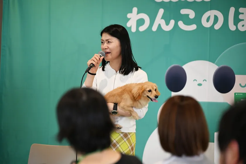 菰方さんも、自宅で3匹のワンちゃんと暮らす愛犬家。週末には息子さんのワンちゃん2匹も加わり、5匹で「わちゃわちゃ過ごしてます」