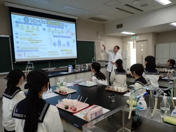 『ツナグヒ』では、和洋女子大学の教員も中高生のための講座を実施。身近なおやつ「フルーチェ」が固まる仕組みを、実験と試食を交えて解説した
