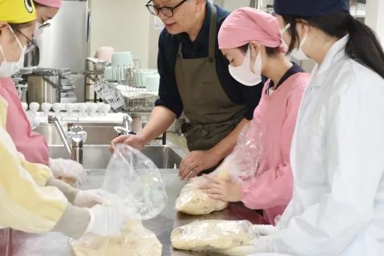 「発酵のひみつ　味噌づくりで体感しよう」と題した『ツナグヒ』の講座の様子。保護者と一緒に体験する姿も。