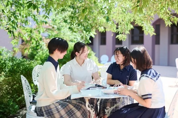 和洋女子大学と同じ敷地にある、緑豊かな校舎。
