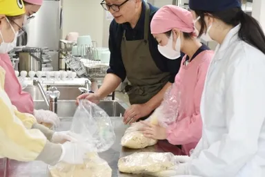 「発酵のひみつ　味噌づくりで体感しよう」と題した『ツナグヒ』の講座の様子。保護者と一緒に体験する姿も。