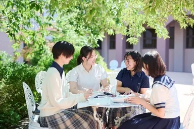 和洋女子大学と同じ敷地にある、緑豊かな校舎。