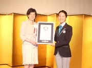 公式認定員より公式認定証を授与された黒田社長(左)