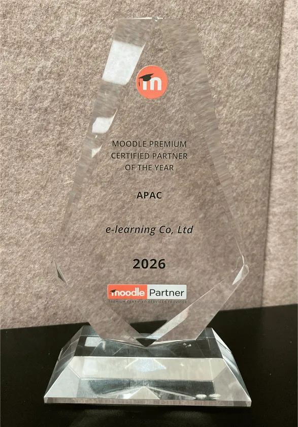 「APAC Moodle Premium Certified Partner of the Year 2026」のトロフィー