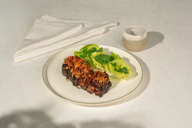 "Iga Bakar Kicap" 72-Hour Wagyu Beef Short Rib(“イガ・バカール・キチャップ” 72時間調理の和牛ショートリブ)