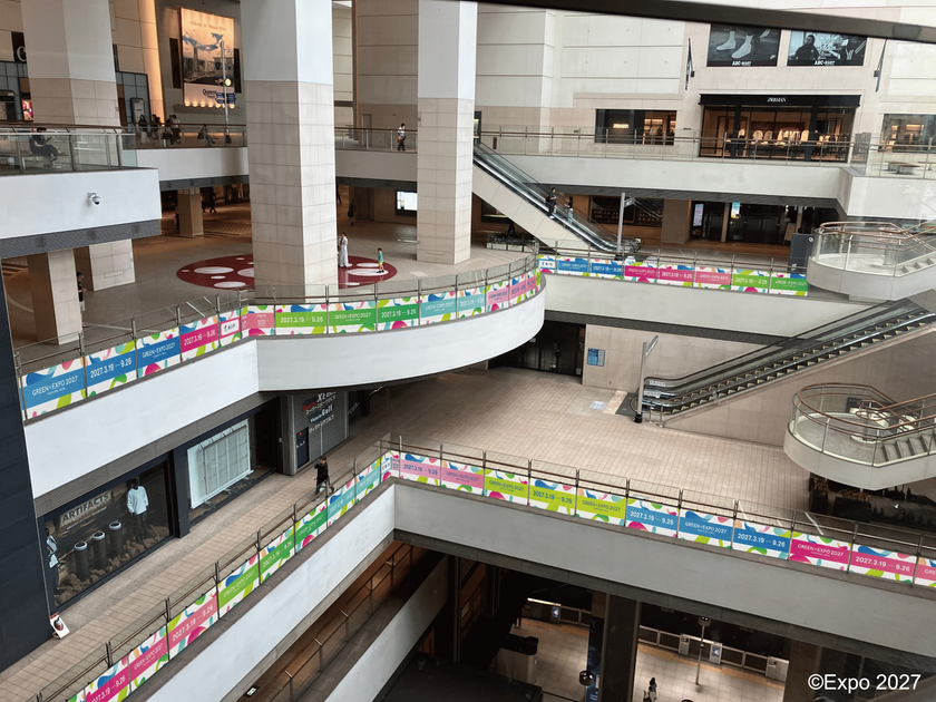 GREEN×EXPO 2027開幕に向けクイーンズスクエア横浜を
「GREEN×EXPO 2027」のビジュアルで彩る
シティドレッシングを11月9日(月)より展開