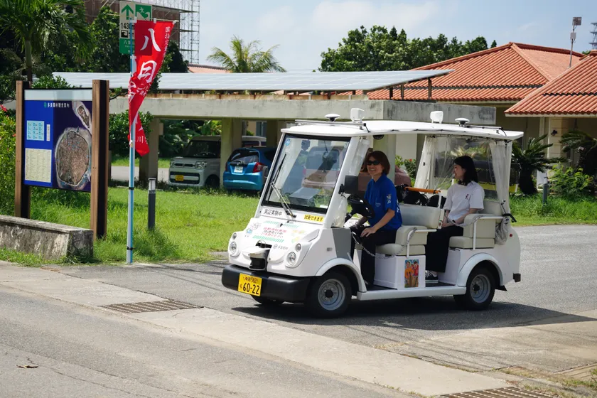 沖縄県多良間島で自動運転カートのドライバーを務める住民