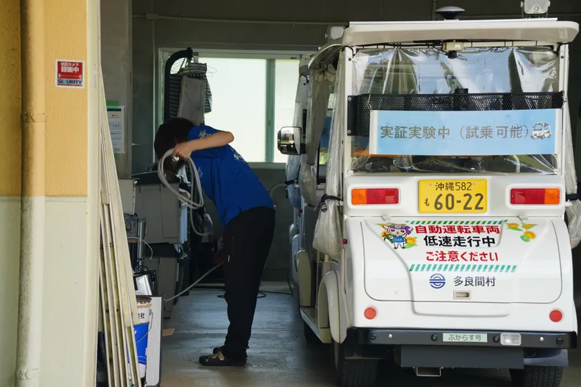 自動運転カートの点検を行う住民