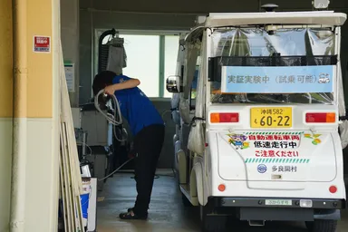 自動運転カートの点検を行う住民