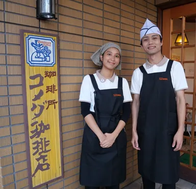 日本国内の店舗で研修をするスタッフ