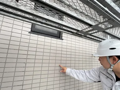 代表中根による雨漏り診断の様子