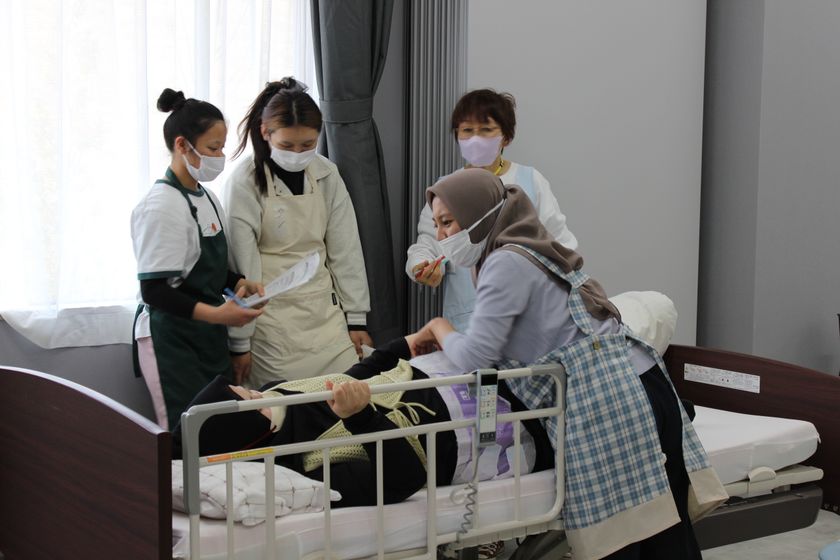 長野県補助事業 外国人介護職員関連研修
【受講料無料】外国人介護職員の受け入れから
資格取得までを支援する3つの研修・セミナーを開催