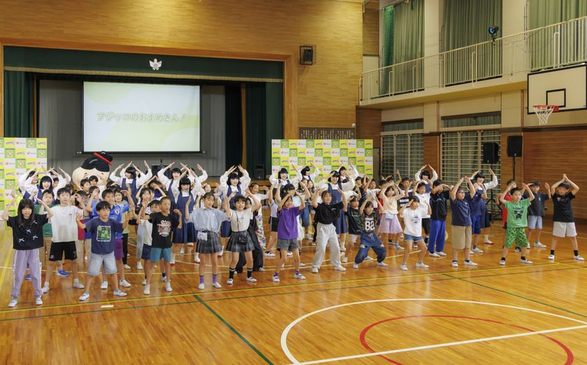 10月13日「豆の日」　
昭和の超有名サウンドロゴ(商標)「♪フジッコのおまめ～さん♪」
ブランド50周年を記念し、令和のバズダンスとして復活！　
世界が注目する振付師 akane × アバンギャルディ × 小学生
「おまめサンバ」初披露 ＆ 食育「いただきます読本」公開授業