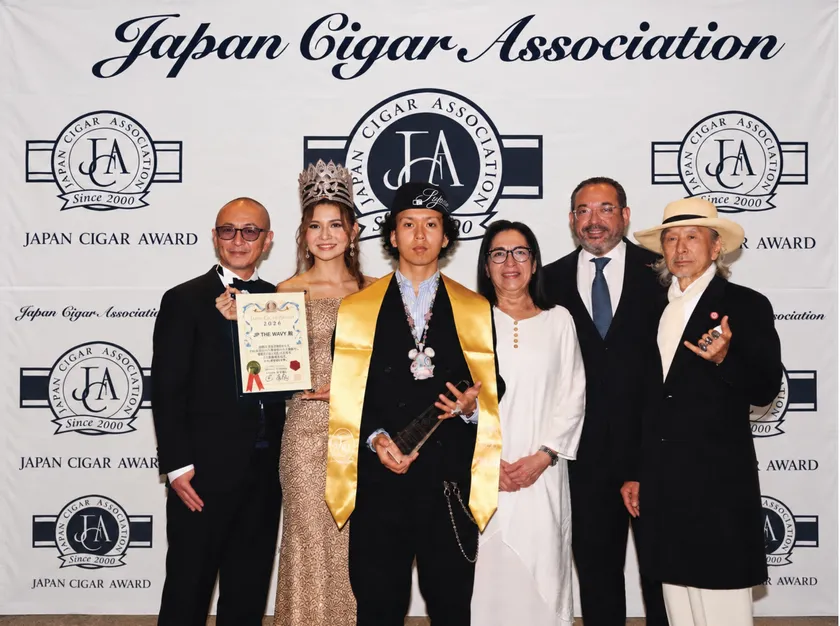 写真右から、一般社団法人 日本葉巻協会(JCA)代表理事・辻厚成氏、駐日ドミニカ共和国特命全権大使・エドワード・アニバル・ペレス・レジェス閣下、駐日キューバ共和国特命全権大使・ヒセラ・ベアトリス・ガルシア・リベラ閣下、「JAPAN CIGAR AWARD 2026」受賞者・JP THE WAVY氏、ミス・シガー・ジャパン2026のアナ・パウラ・マツモト氏、S.T. DUPONT Japon代表取締役社長・向井透氏。 photo by Kazumi Watanabe