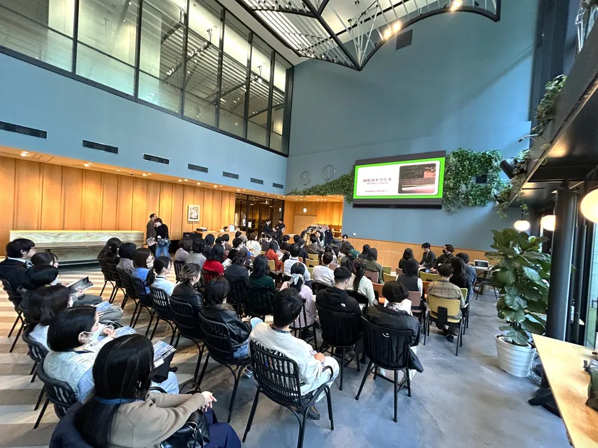 年1回、全奨学生280名を対象に開催する作家活動に関する勉強会および交流会