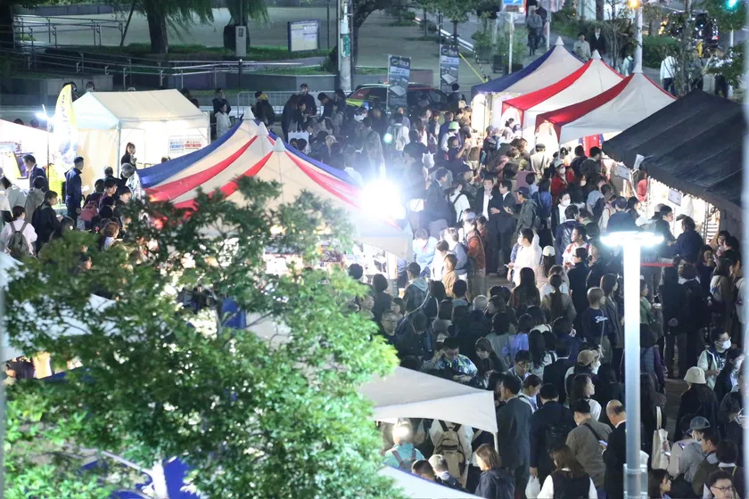 夜まで活気のある会場の様子