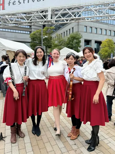 ステージの司会を務めるのは、大阪弁も堪能なタレント、スザンカ