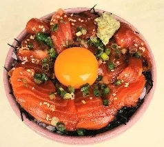 月見仕立てで楽しむ「金太郎マス月見ユッケ」