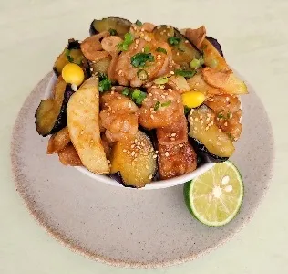 足柄牛と秋の食材を合わせた「【足柄牛】牛もつと秋野菜炒め丼」