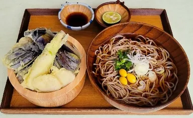 天丼と温かいそばを一度に楽しめる「秋野菜天丼温そばセット」