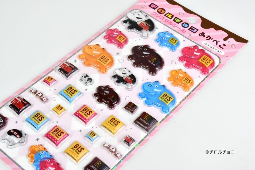“チロルチョコ”が、赤べこシールになった。
人気の「赤べこクリスタルシール」×国民的お菓子「チロルチョコ」
　ぷっくり立体の樹脂シール
「チロルチョコ あかべこ クリスタルシール」を10月24日(土)発売