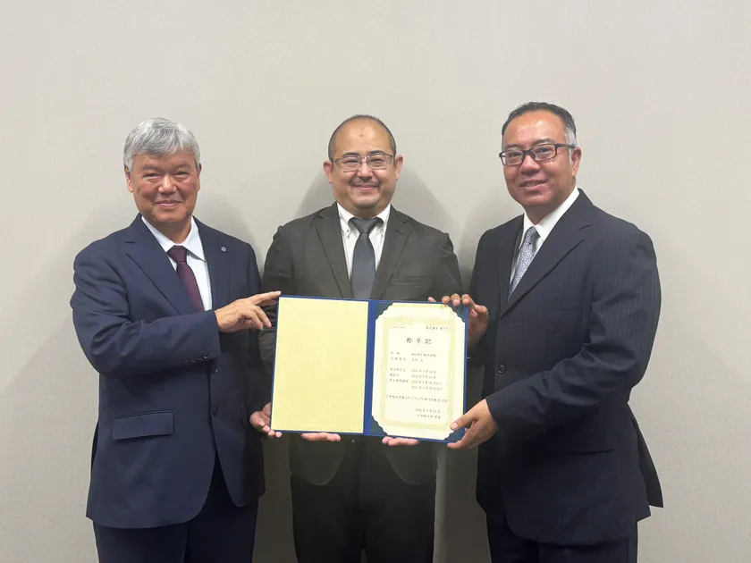 工学院大学発スタートアップ第1号となったMOLPREX株式会社代表取締役の吉本 正氏(中央)と、 工学院大学教授　永井 裕己氏(右)、および、工学院大学理事長・学長　今村 保忠氏(左)