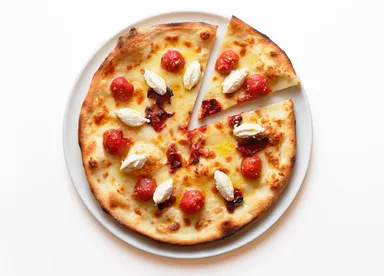 湖西の香り豊かなプチトマトを飾った「赤ずきん」のピッツァ