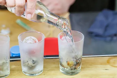 牡蠣酒(熱燗注ぐ)