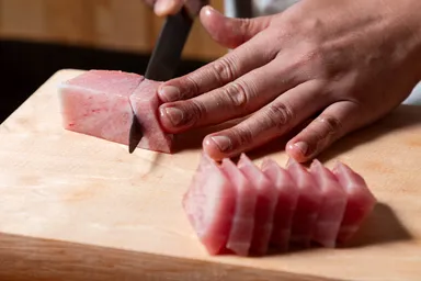 名物のマグロの刺身