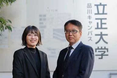 インタビューの様子(左：当社アカウントプランナー 藤田／右：立正大学 学長室広報課 課長 椿様)