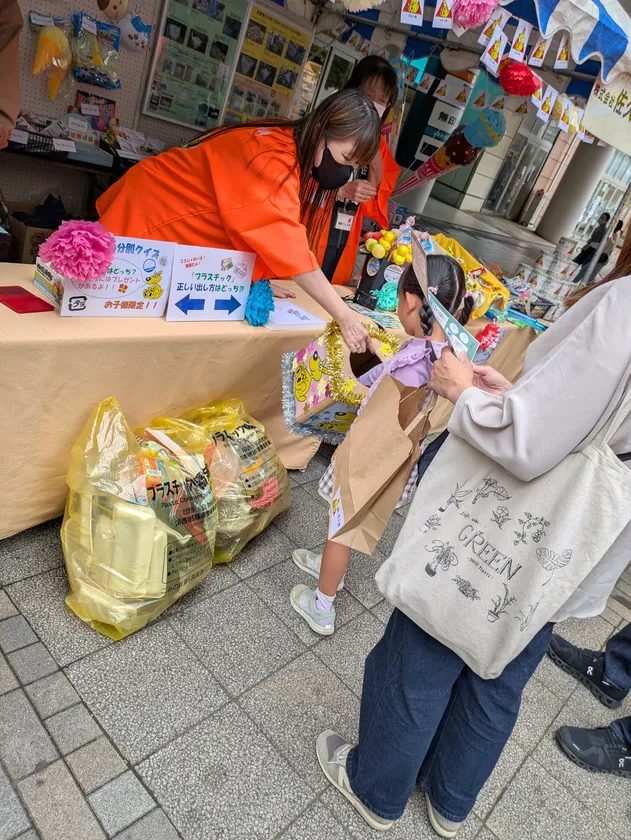 いんざい環境フェスタでくじ引きに参加する子どもの様子