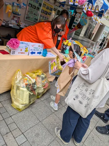 いんざい環境フェスタでくじ引きに参加する子どもの様子