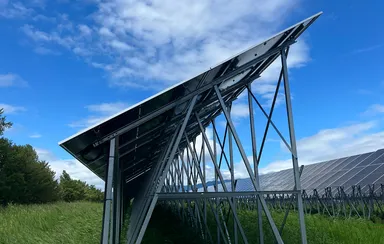写真2：太陽光パネル(架台)