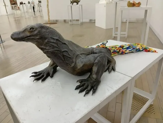 「第110回二科展」に入選し現在「iZoo」に展示中の誠恵高校3年 牧内 春弥さんの陶芸作品「Komodo Liminal」