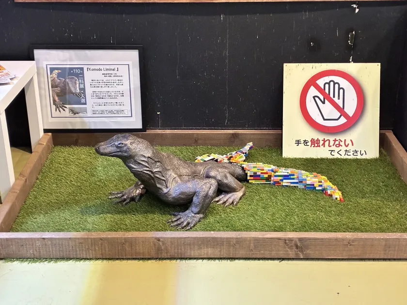 iZooに展示中の誠恵高校3年 牧内 春弥さんの陶芸作品「Komodo Liminal」