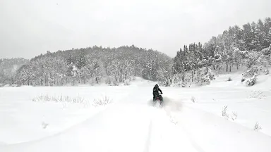 スノーモービルで雪原ツーリング！築150年以上の古民家に泊まる、冬の秘密基地体験