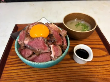 〈限定復活〉ビフトロ丼～小鉢・味噌汁付き～