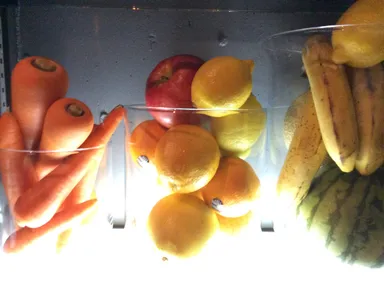 5～9種類の野菜と果物をたっぷり使用