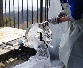 氷彫刻の制作実演