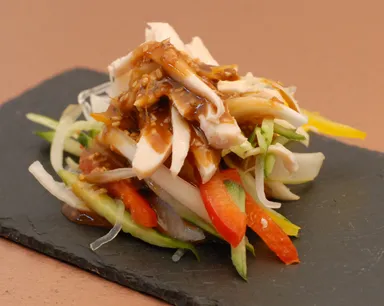 棒々サラダ（怪味ソース）＜100ｇあたり320円税別＞