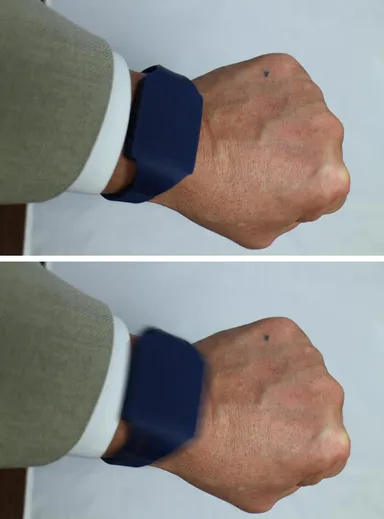 Tac-Touch(TM)腕時計型装着 上：通常時 下：振動中