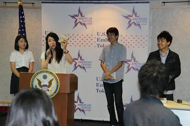 5月にアメリカンセンターJapanで開かれたビブリオバトルの様子