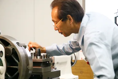 キャリア豊富な駒井工作所の職人による手作業