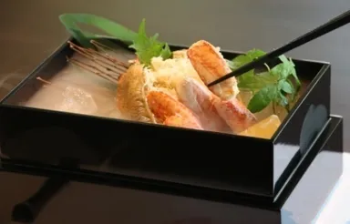 毛蟹一匹丸ごと使用した「蒸し毛蟹の玉手箱」