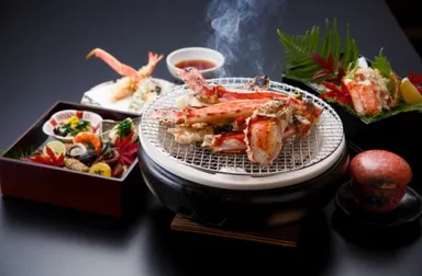 板前が丁寧にふっくら焼いた「タラバ蟹 炭火焼」