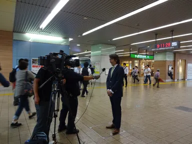 メディアから取材を受ける小金井ロータリークラブ会長