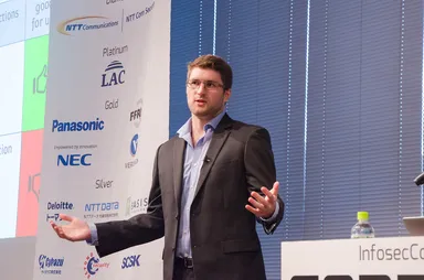 日本製ルータの脆弱性について発表するポール・マコウスキー氏