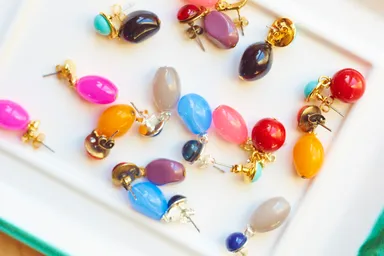 ガラスのバイカラーピアス(各 12,600円 税抜)